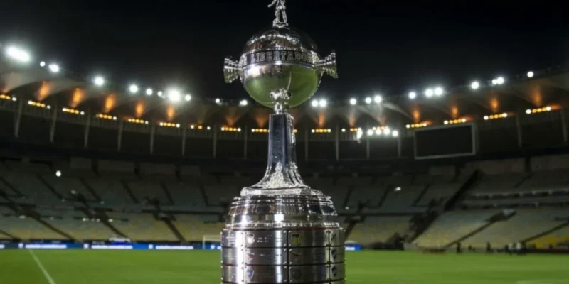 Imagem do troféu da Copa Libertadores. A competição prossegue nesta quarta-feira com três jogos de ida pelas oitavas de final, incluindo Palmeiras x Cerro Porteño e o confronto brasileiro entre Cruzeiro e Flamengo