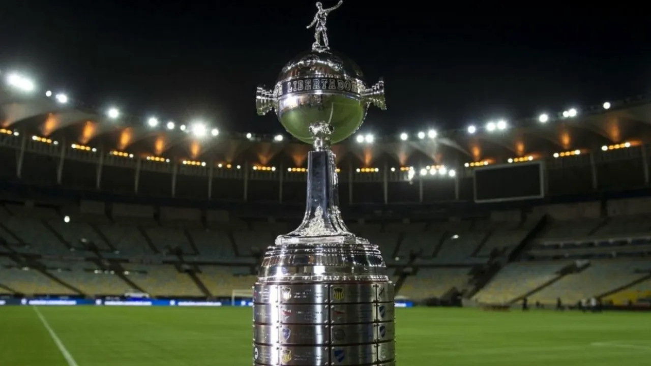 Imagem do troféu da Copa Libertadores. A competição prossegue nesta quarta-feira com três jogos de ida pelas oitavas de final, incluindo Palmeiras x Cerro Porteño e o confronto brasileiro entre Cruzeiro e Flamengo