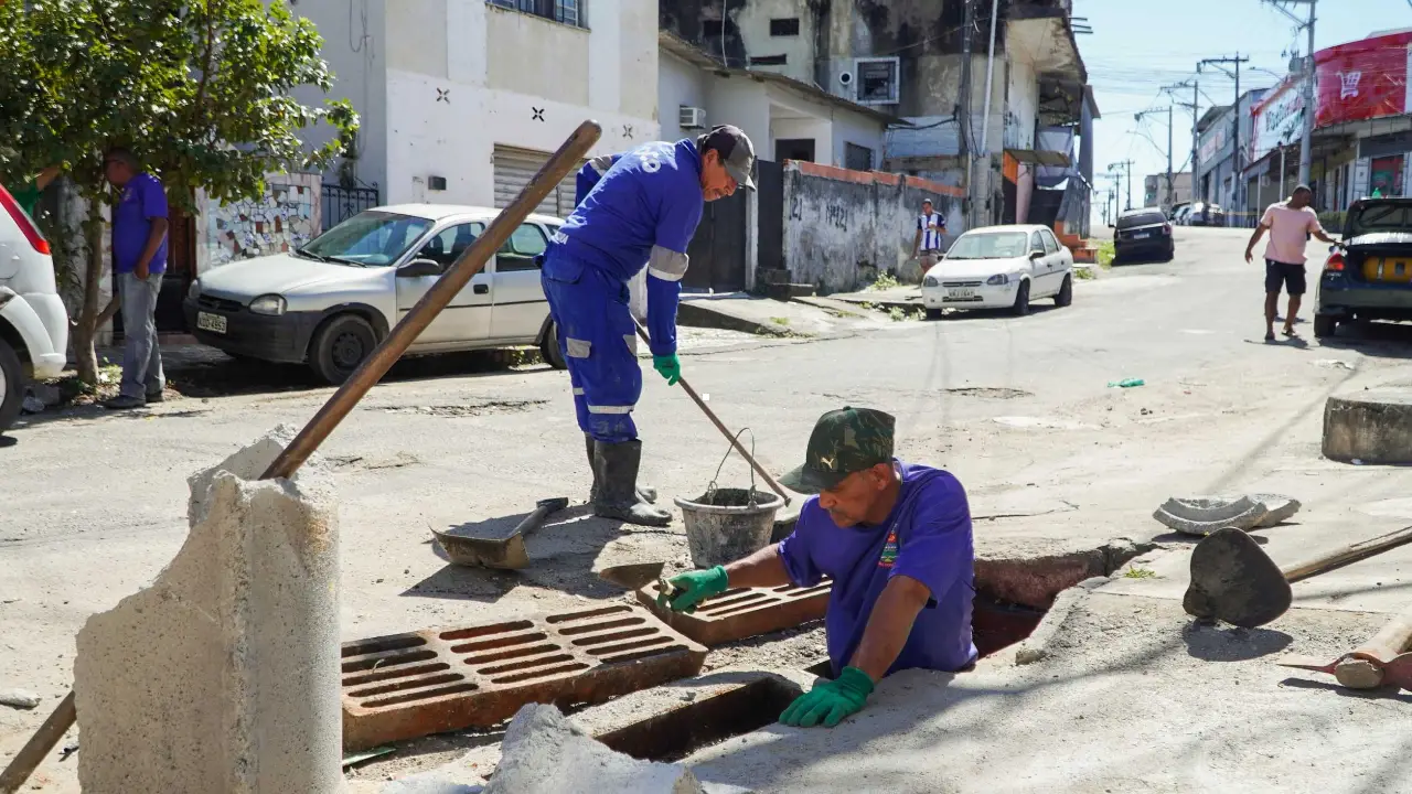 Equipe realiza limpeza de rede pluvial em rua de São Gonçalo