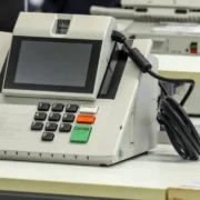 Urna eletrônica em local de votação no Rio de Janeiro. O TRE-RJ modificou 268 endereços em relação às eleições de 2024 e recomenda que os eleitores consultem previamente onde e em qual seção deverão votar