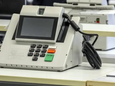 Urna eletrônica em local de votação no Rio de Janeiro. O TRE-RJ modificou 268 endereços em relação às eleições de 2024 e recomenda que os eleitores consultem previamente onde e em qual seção deverão votar