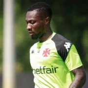 Loide Augusto em passagem pelo Vasco. O atacante angolano retornou ao clube após empréstimo ao Çaykur Rizespor e tem contrato até dezembro de 2027