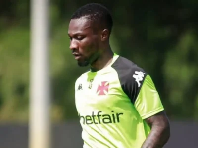 Loide Augusto em passagem pelo Vasco. O atacante angolano retornou ao clube após empréstimo ao Çaykur Rizespor e tem contrato até dezembro de 2027