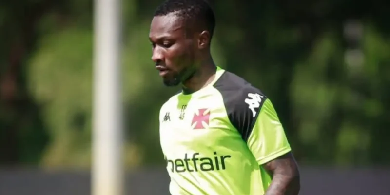 Loide Augusto em passagem pelo Vasco. O atacante angolano retornou ao clube após empréstimo ao Çaykur Rizespor e tem contrato até dezembro de 2027