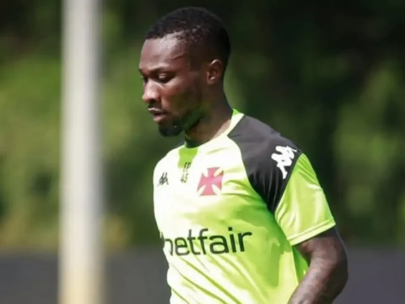 Loide Augusto em passagem pelo Vasco. O atacante angolano retornou ao clube após empréstimo ao Çaykur Rizespor e tem contrato até dezembro de 2027
