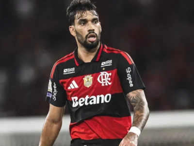 Lucas Paquetá em ação pelo Flamengo no Maracanã. O meio-campista voltou a disputar uma partida oficial após se recuperar de lesão muscular na coxa esquerda e reforça o elenco antes das oitavas de final da Libertadores