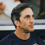 Luis Zubeldía durante sua passagem pelo Fluminense. O treinador argentino deixou o clube em 13 de agosto de 2026 e voltou ao mercado após quase 11 meses no comando tricolor
