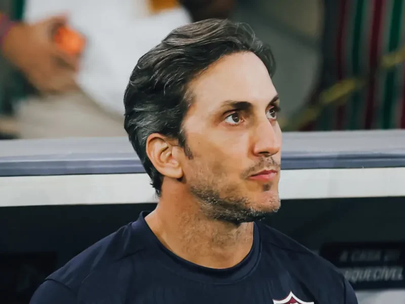 Luis Zubeldía durante sua passagem pelo Fluminense. O treinador argentino deixou o clube em 13 de agosto de 2026 e voltou ao mercado após quase 11 meses no comando tricolor