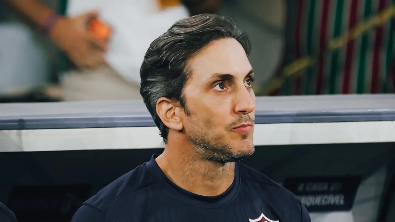 Luis Zubeldía durante sua passagem pelo Fluminense. O treinador argentino deixou o clube em 13 de agosto de 2026 e voltou ao mercado após quase 11 meses no comando tricolor Luis Zubeldía durante sua passagem pelo Fluminense. O treinador argentino deixou o clube em 13 de agosto de 2026 e voltou ao mercado após quase 11 meses no comando tricolor