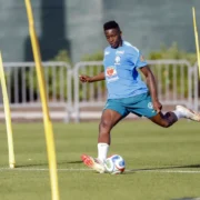 Imagem do jogador Luiz Henrique durante treino pela seleção brasileira