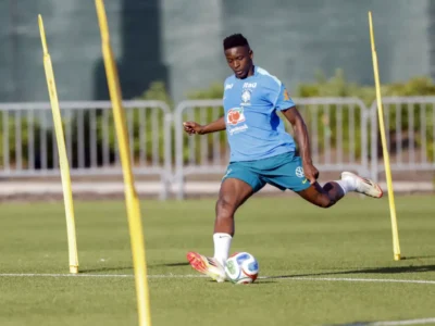 Imagem do jogador Luiz Henrique durante treino pela seleção brasileira