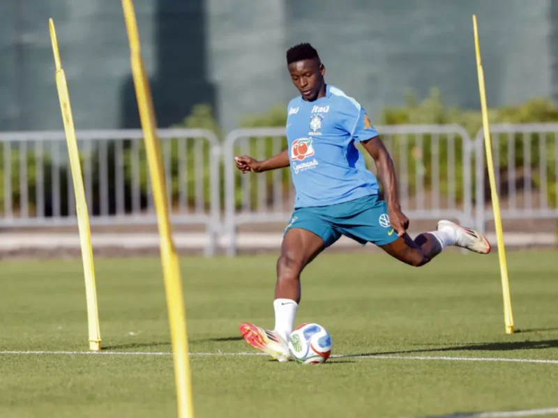 Imagem do jogador Luiz Henrique durante treino pela seleção brasileira