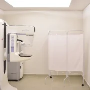 Mamógrafo instalado em unidade pública de saúde da mulher em Niterói