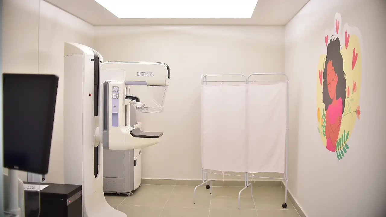 Mamógrafo instalado em unidade pública de saúde da mulher em Niterói