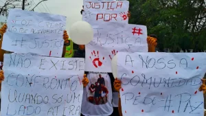 Manifestantes pediram justiça e contestaram as circunstâncias da ação do Segurança Presente que terminou com Renan baleado — Foto: Folha do Leste