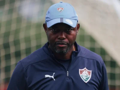 Marcão comanda o Fluminense no Maracanã durante partida pelo Campeonato Brasileiro