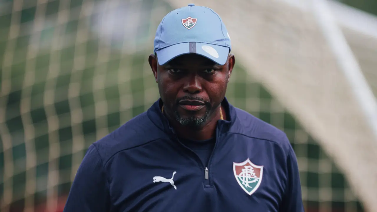 Marcão comanda o Fluminense no Maracanã durante partida pelo Campeonato Brasileiro