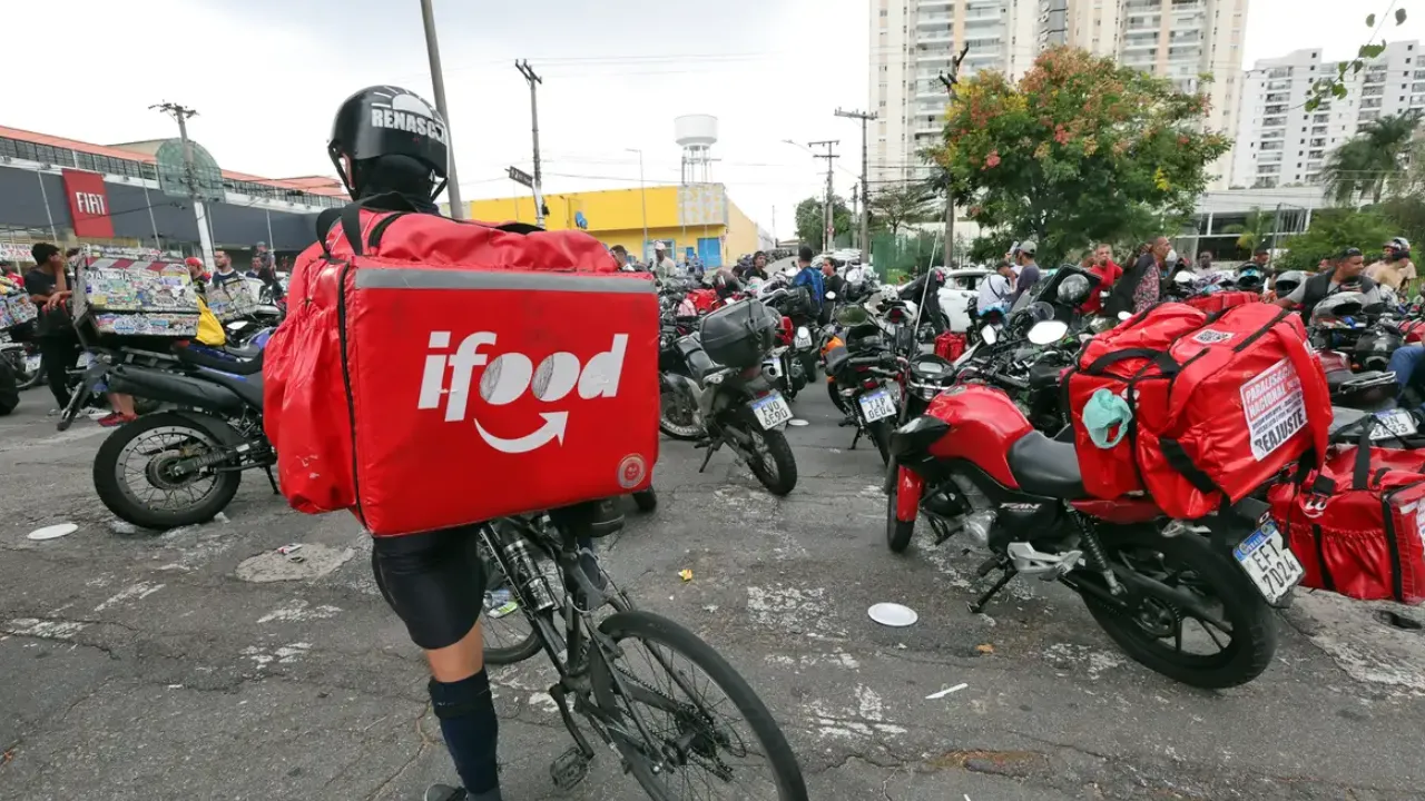 Aplicativos de compras e entregas exibidos em celular ao lado de medicamentos. A Anvisa revogou medidas contra iFood, Rappi, Mercado Livre, Americanas, Submarino e Shopee, enquanto prepara a regulamentação da Lei 15.357/2026 para o uso de plataformas digitais por farmácias e drogarias
