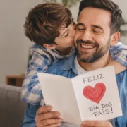 Imagem ilustrativa de pai e filho em momento de afeto para reportagem com mensagens e frases de Feliz Dia dos Pais