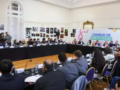 Imagem de apoio para reportagem sobre reunião da Mercocidades em Quilmes, balanço da presidência de Niterói, carta de intenção com a Aliança Global pelos Cuidados e transição para Canelones