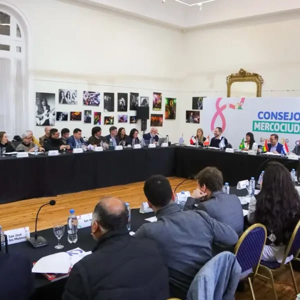Imagem de apoio para reportagem sobre reunião da Mercocidades em Quilmes, balanço da presidência de Niterói, carta de intenção com a Aliança Global pelos Cuidados e transição para Canelones