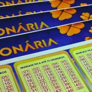 Imagem de volante de aposta da Caixa Loterias para ilustrar reportagem sobre o concurso 384 da +Milionária, com resultado dos números correspondentes ao sorteio desta quarta-feira, 26/08, bem como prêmios de todas as faixas de acerto, com análises econômicas, financeiras e lotéricas do somatório do total de apostas realizadas, com base na arrecadação da modalidade. | Enzo Carvalho/Folha do Leste