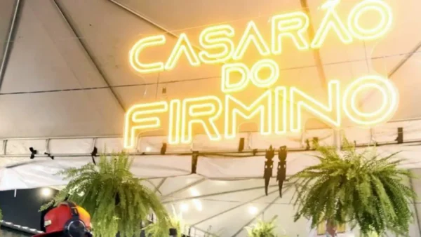 Letreiro iluminado do Casarão do Firmino, na Lapa, no Rio de Janeiro