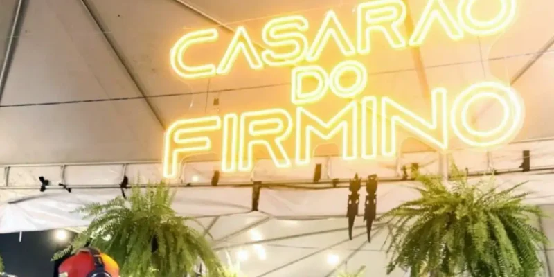 Letreiro iluminado do Casarão do Firmino, na Lapa, no Rio de Janeiro