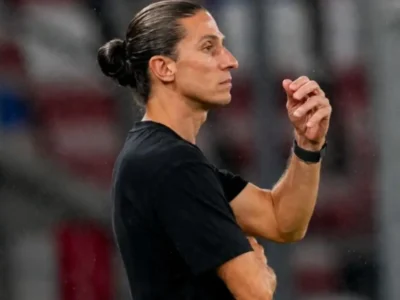 Filipe Luís durante partida do Monaco pela Liga Conferência
