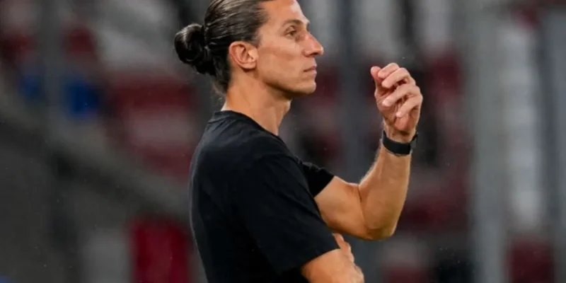 Filipe Luís durante partida do Monaco pela Liga Conferência