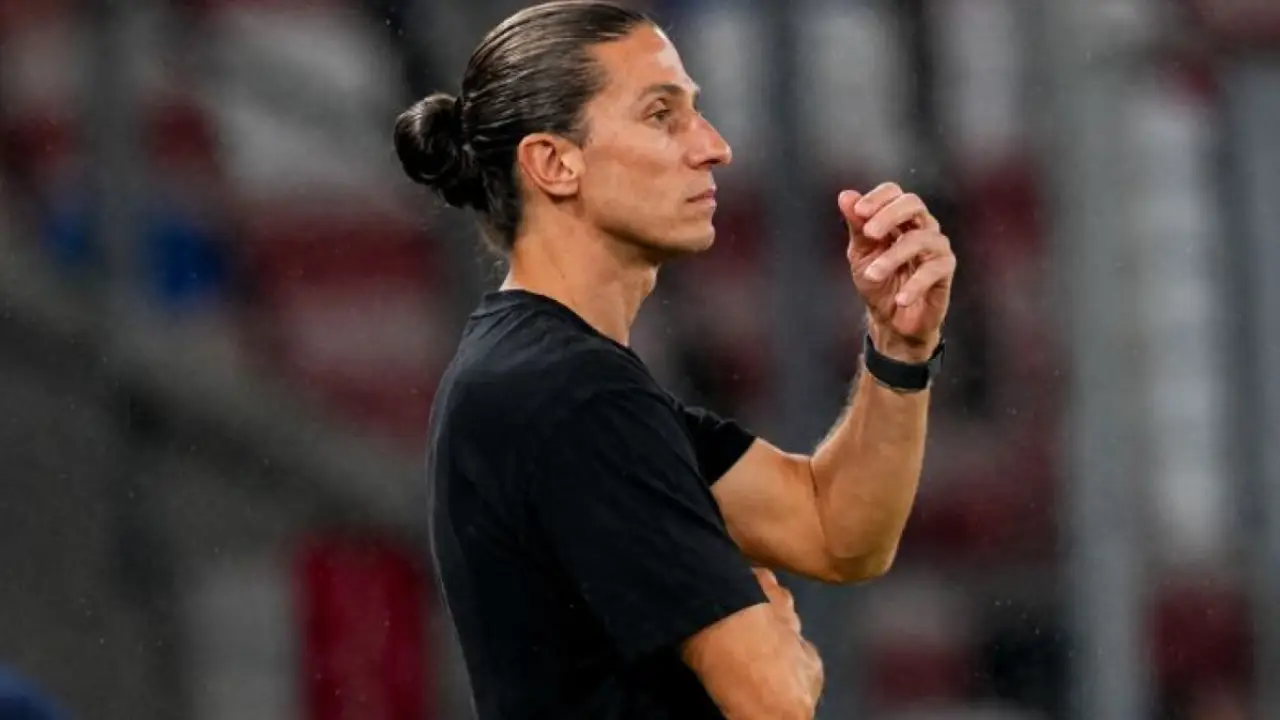 Filipe Luís durante partida do Monaco pela Liga Conferência