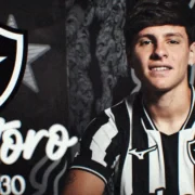 Álvaro Montoro em campo com a camisa do Botafogo