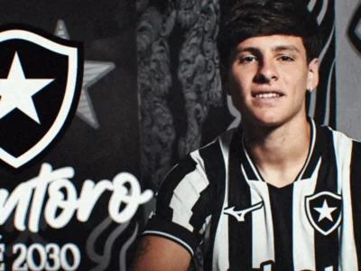 Álvaro Montoro em campo com a camisa do Botafogo