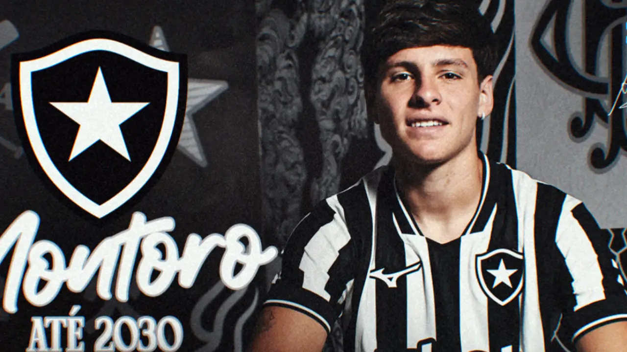 Álvaro Montoro em campo com a camisa do Botafogo