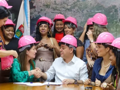 Mulheres participam de atividade de qualificação profissional na construção civil