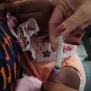 Profissional de saúde aplica vacina em criança durante campanha de multivacinação em São Gonçalo