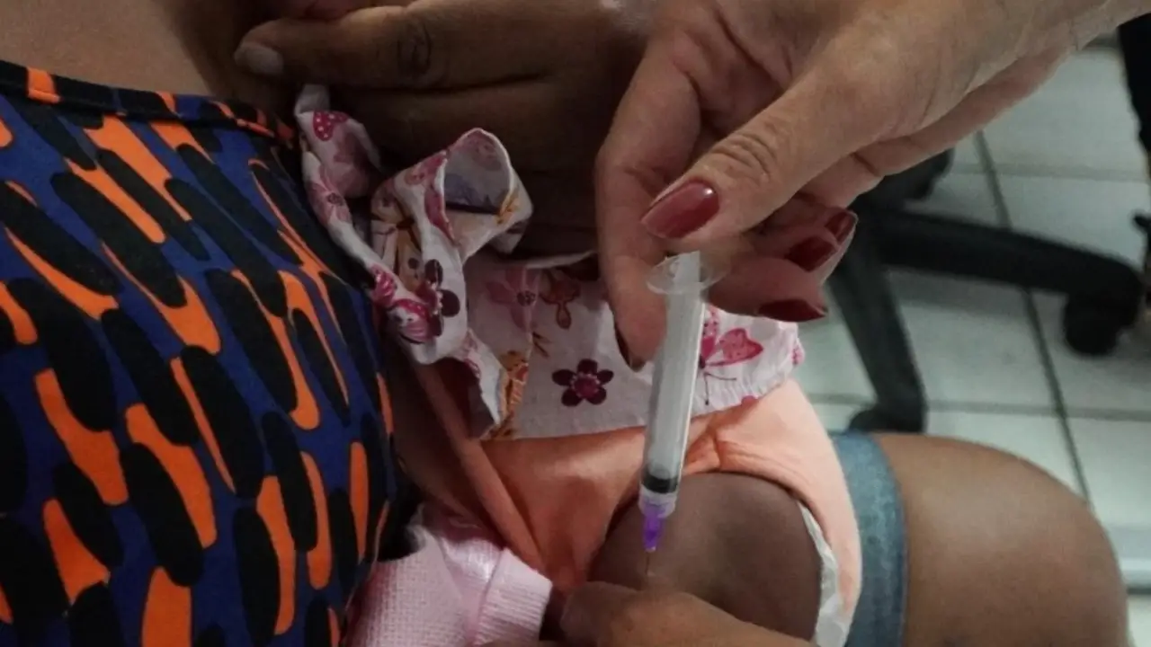 Profissional de saúde aplica vacina em criança durante campanha de multivacinação em São Gonçalo Profissional de saúde aplica vacina em criança durante campanha de multivacinação em São Gonçalo