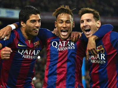 Imagem do trio MSN, Lionel Messi, Luis Suárez e Neymar Jr. comemorando gol pelo Barcelona durante partida oficial