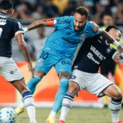 Imagem de Neymar Jr. durante disputa de bola na vitória do Santos por 1 a 0 sobre o Remo