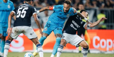 Imagem de Neymar Jr. durante disputa de bola na vitória do Santos por 1 a 0 sobre o Remo