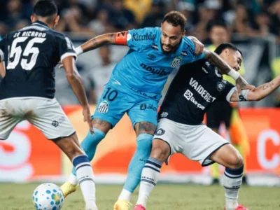 Imagem de Neymar Jr. durante disputa de bola na vitória do Santos por 1 a 0 sobre o Remo