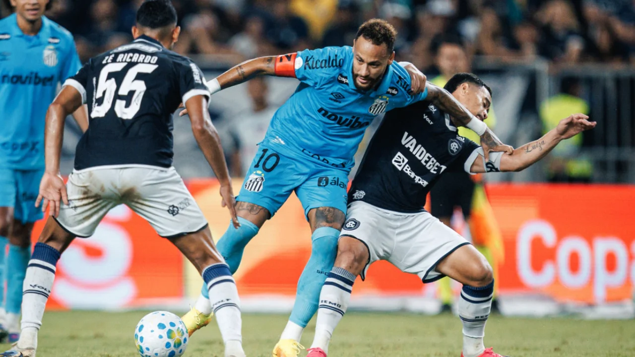 Imagem de Neymar Jr. durante disputa de bola na vitória do Santos por 1 a 0 sobre o Remo