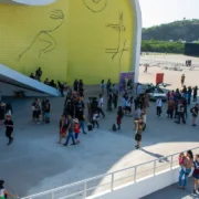 Público circula no Caminho Niemeyer durante edição da Niterói Expo Geek