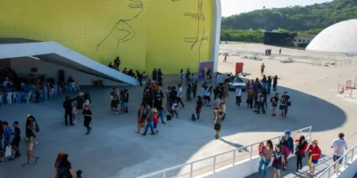 Público circula no Caminho Niemeyer durante edição da Niterói Expo Geek