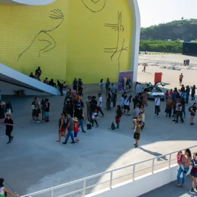 Público circula no Caminho Niemeyer durante edição da Niterói Expo Geek