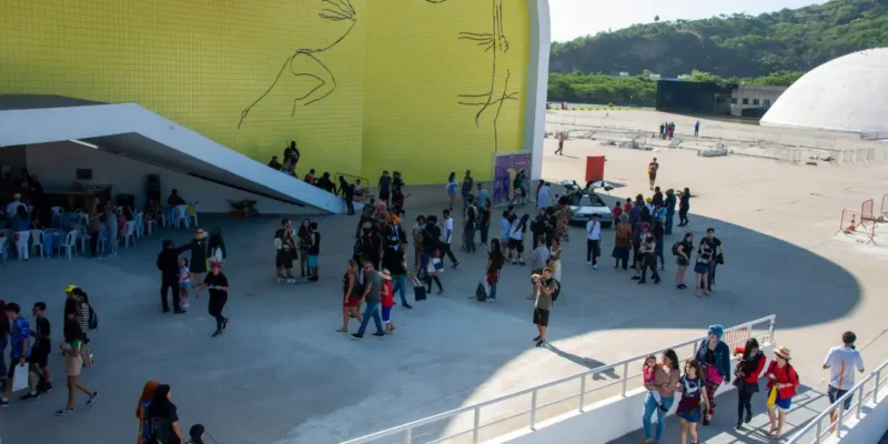 Público circula no Caminho Niemeyer durante edição da Niterói Expo Geek