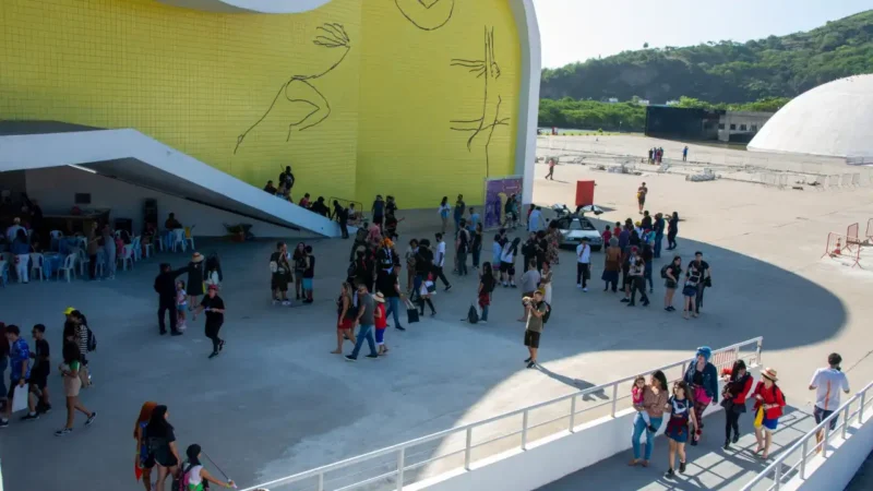 Público circula no Caminho Niemeyer durante edição da Niterói Expo Geek