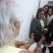 Profissional de saúde fotografa pés de paciente com diabetes para avaliação por inteligência artificial em Niterói