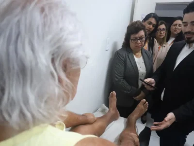 Profissional de saúde fotografa pés de paciente com diabetes para avaliação por inteligência artificial em Niterói