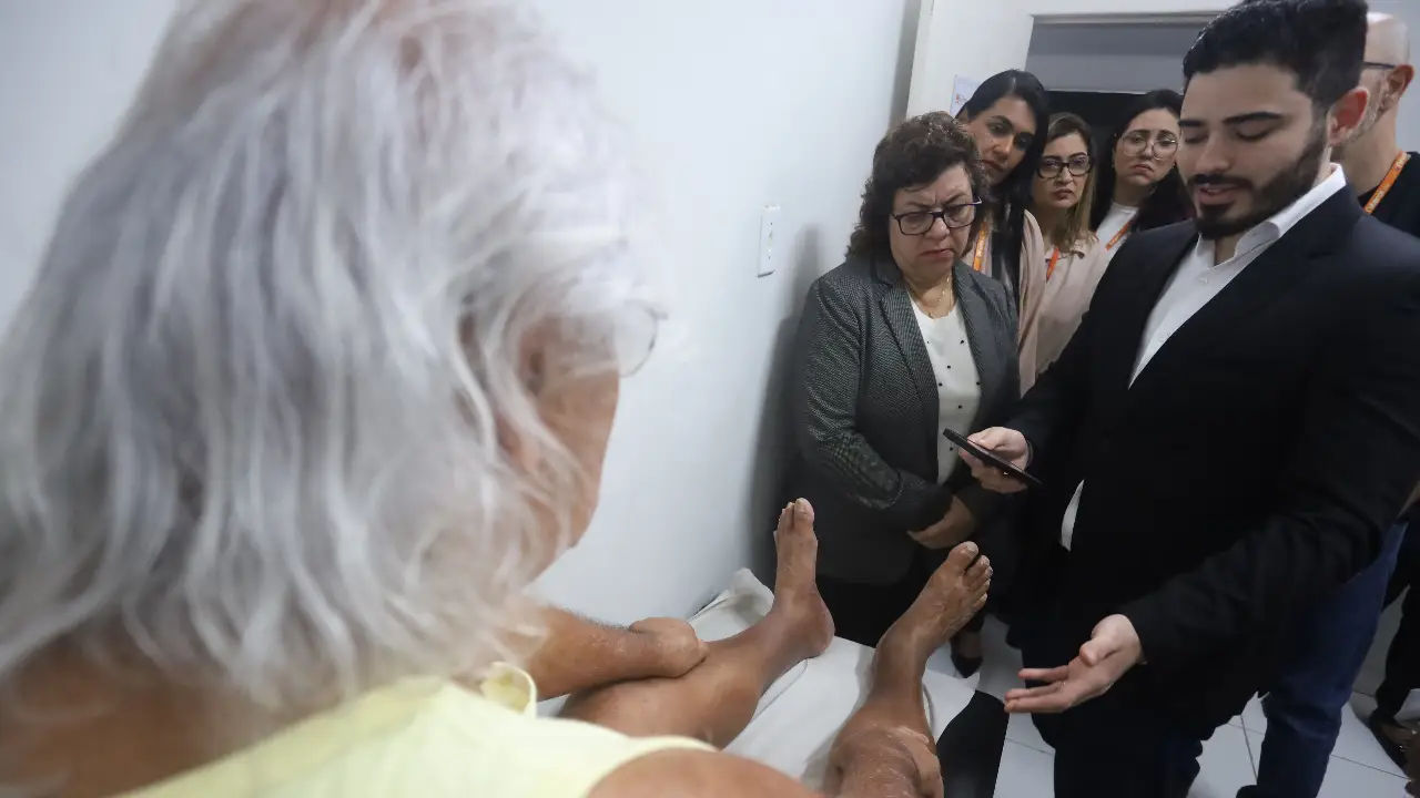 Profissional de saúde fotografa pés de paciente com diabetes para avaliação por inteligência artificial em Niterói
